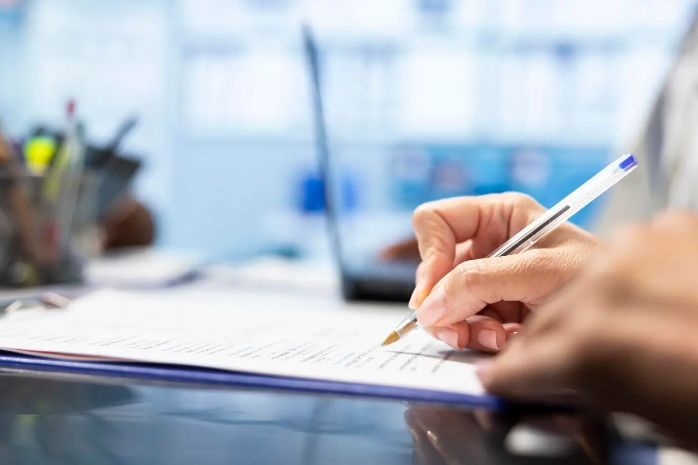 Врач составляет план лечения с назначениями, чтобы помочь выздоровлению.