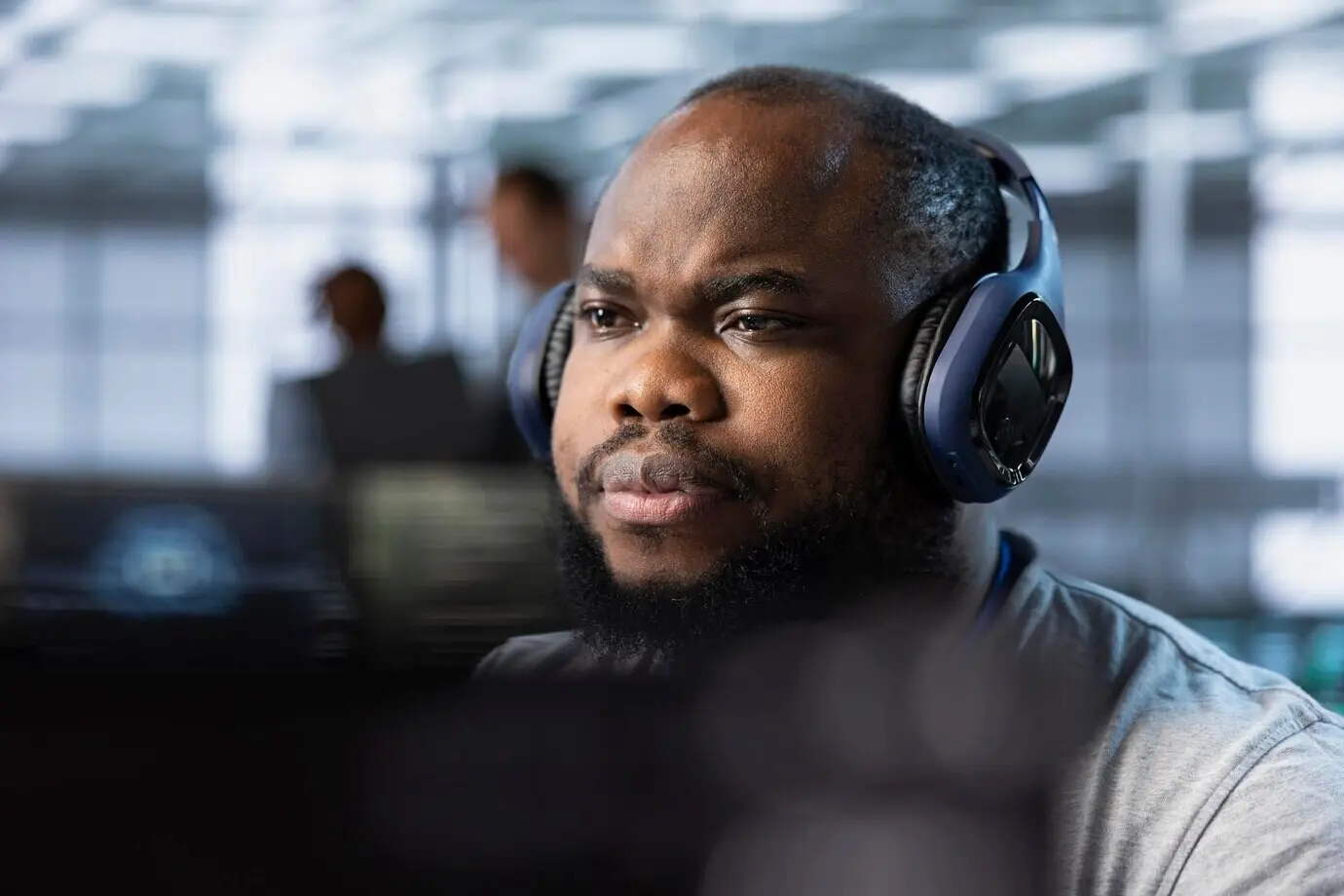 Сотрудник серверного хаба слушает музыку и анализирует метрики.